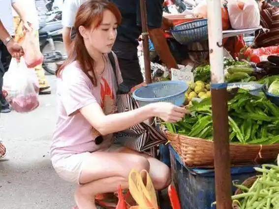 胡静简装素颜现身菜市场,白皙的皮肤加上大白腿成为亮点!