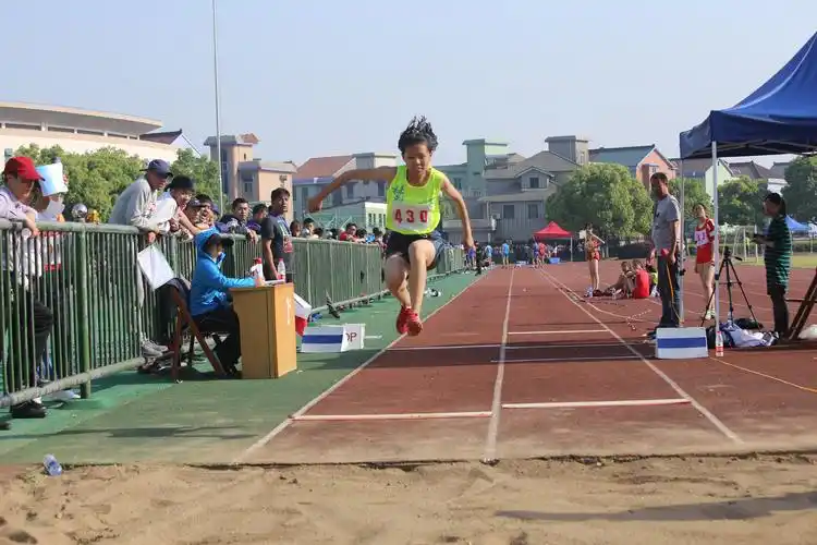 信息中心 学校体育 2018年4月18日,柯桥区2018年中小学生田径运动会在