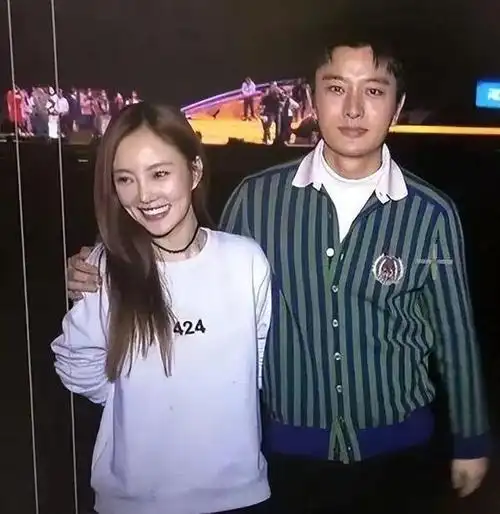 贾乃亮新女友曝光李小璐深夜独白释怀等你4年还是没结果