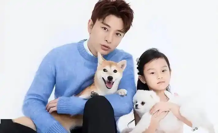 贾乃亮带甜馨游欢乐谷被网友偶遇父女情深引网友热议