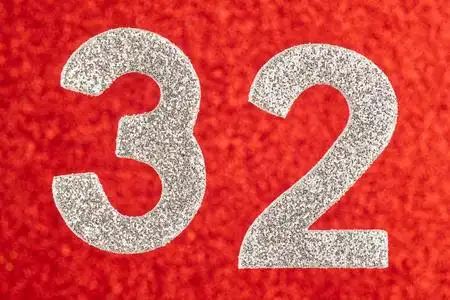 在红色背景编号三十二银颜色.anniversar照片