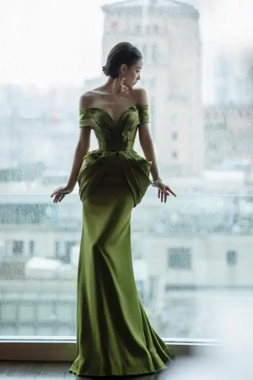 倪妮滑板背影照