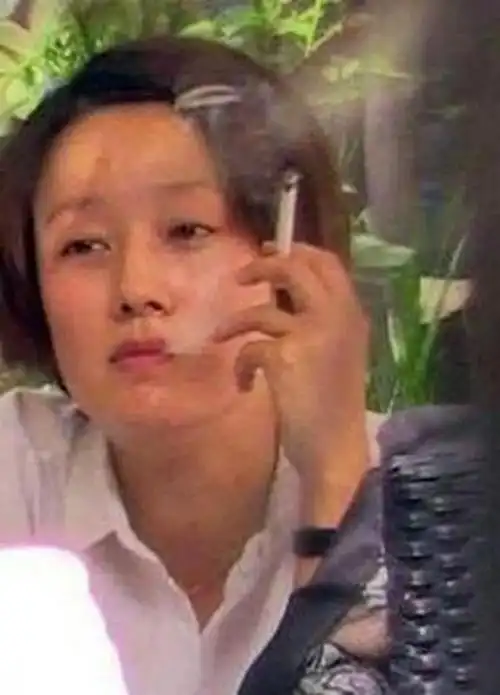 对于韩红抽烟这一传闻,大众的反应显得颇为平淡.