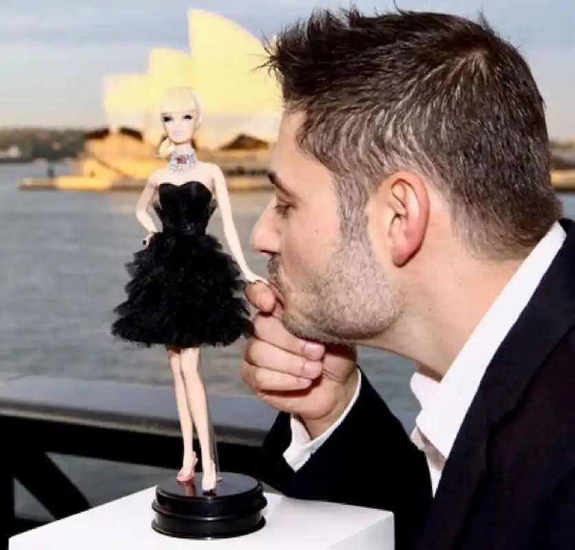 全世界最贵的芭比娃娃 主要贵在娃娃脖子上的那颗粉钻,1克拉,阿盖尔