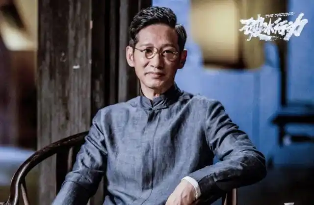 王劲松饰演的林耀东是塔寨村的村委会主任,也是族长,掌握着每一个族人