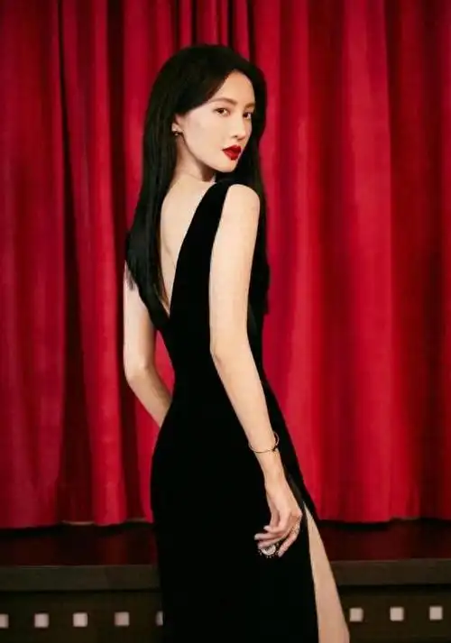 金晨气质太佳!穿深v开叉长裙尽显好身材不说,气质仍优雅