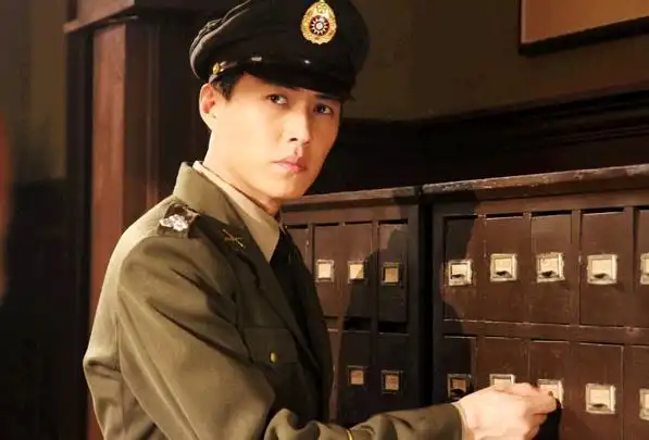 伪装者中靳东饰演的机智沉稳且城府深厚的明楼,可以说这个角色十分