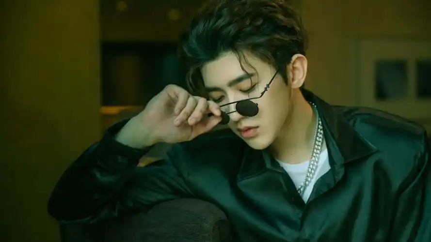 蔡徐坤清爽帅气写真,大陆明星-回车桌面