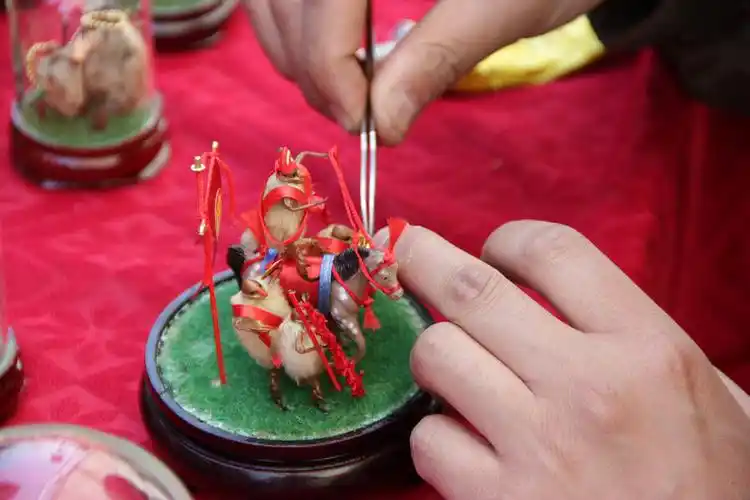 毛猴制作 br /> 老北京特有的一种民间艺术品,毛猴艺术将猴子的天然