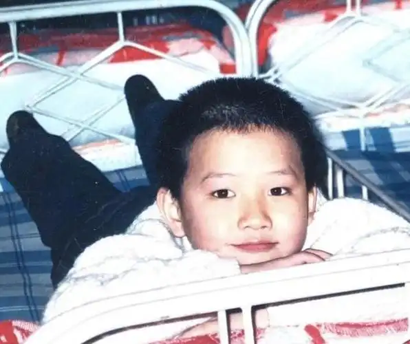 明星童年照曝光范丞丞呆萌魏大勋可爱吴谨言像男孩子