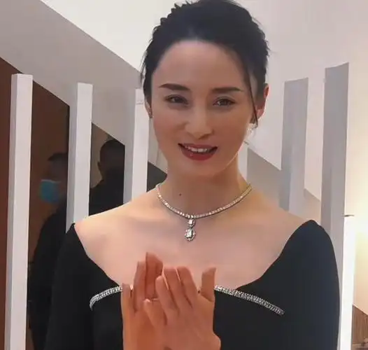 蒋勤勤47岁亮相活动,肌肤白皙,身材完美,美貌依旧!|黑裙|陈建斌|巴掌