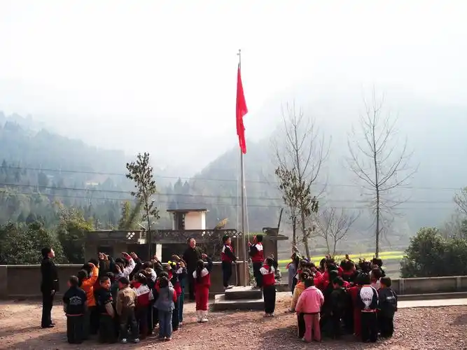 [贴图][原创]见证一所农村小学的升旗仪式