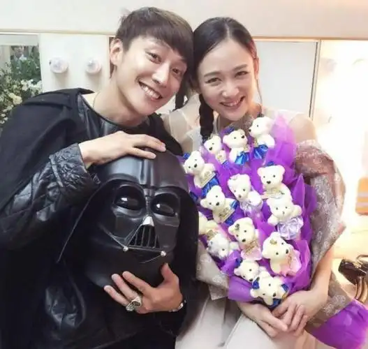 乔任梁七周年忌日好友陈乔恩低调现身墓地缅怀私服穿搭很简便