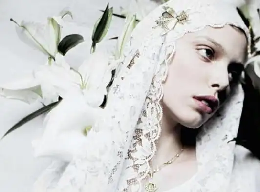 世界上最白的人,英国18岁少女维纳斯·巴勒莫(白化病萝莉)_足球平台