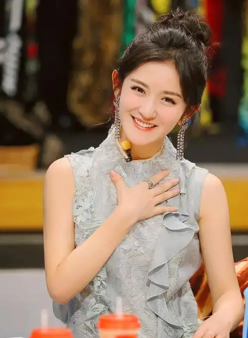 谢娜个人资料简介及照片(湖南一姐谢娜:从"万人宠"到"万人厌",26年