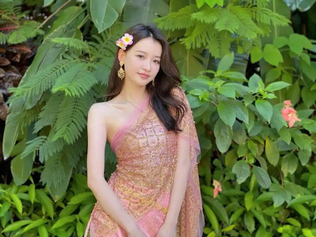 孙怡一身粉色露肩裙,露出美背与直角肩,太美了!