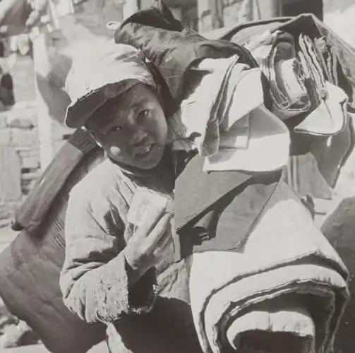 老照片:直击1940年代斗地主分田地,贫苦农民喜笑颜开清点浮财