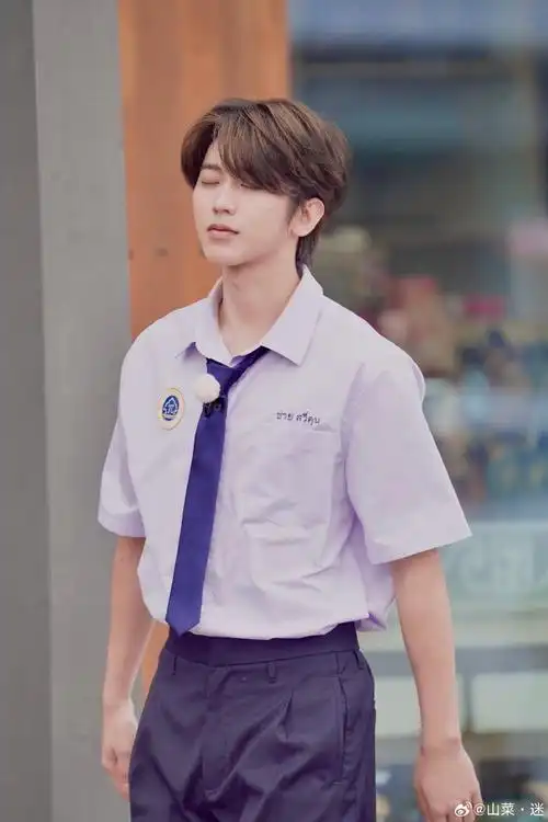 蔡徐坤撩头发摸下巴