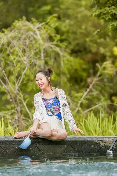 组图:江一燕身着泳衣一身清爽 池边戏水好俏皮