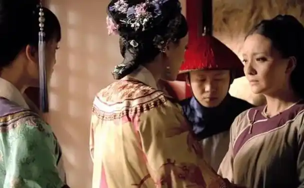 甄嬛坐上太后之位新皇乾隆前来拜见槿汐的眼神为何充满恐惧