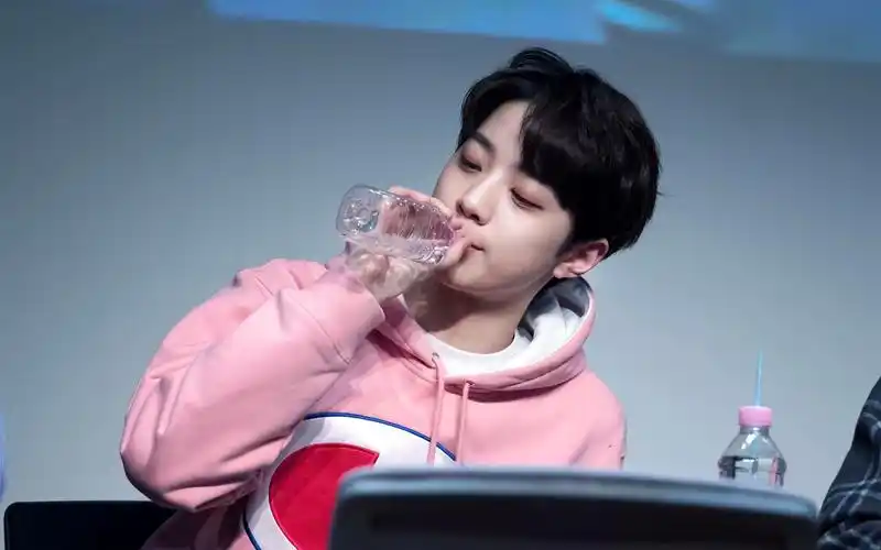 【赖冠霖】喝水 被我的乖乖仔奶罐可爱到晕奶了!