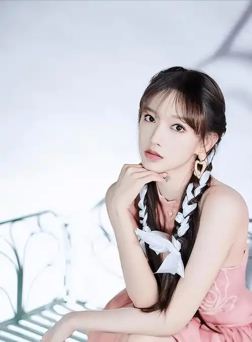 堪称人间芭比的程潇因上围丰满傲人被戏称奶潇碾压疯马秀lisa