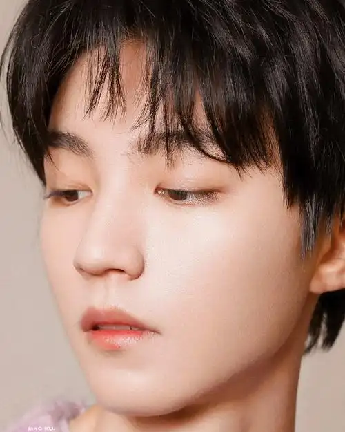 王俊凯粉紫色毛衣