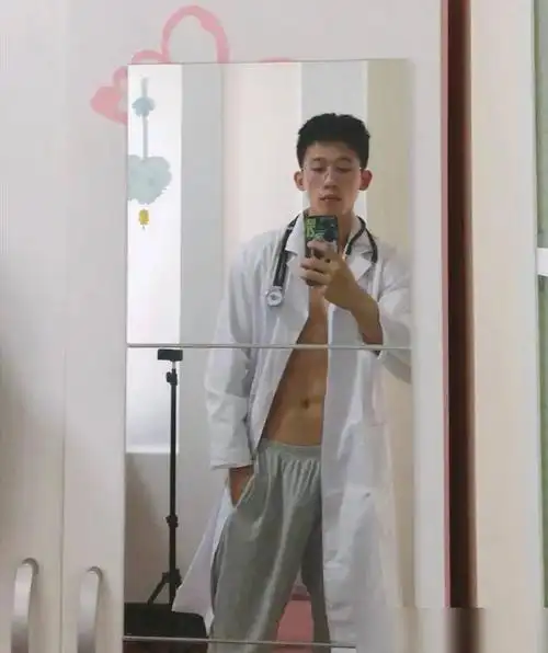 型男医生的鲨鱼线六块腹肌引发舔屏网友看后直呼我可以