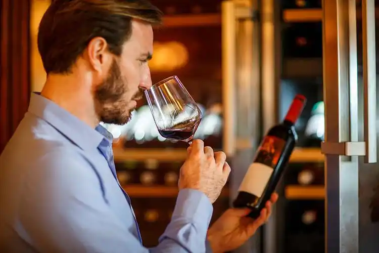 男人喝酒图片下载