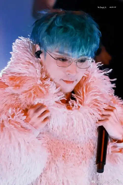 张艺兴 过了12年你看谁屹立不倒#张艺兴在南京的演唱会连开两场,场场