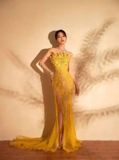 蓝盈莹穿明黄色满钻礼裙秀水蛇腰 逆天大长腿吸睛_成为了_实力_魅力