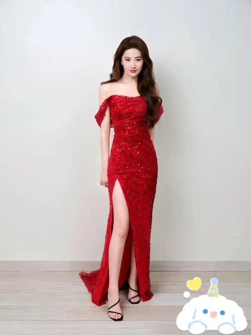 刘亦菲身穿红色露肩连衣裙,她的美艳瞬间点亮了整个夜晚.