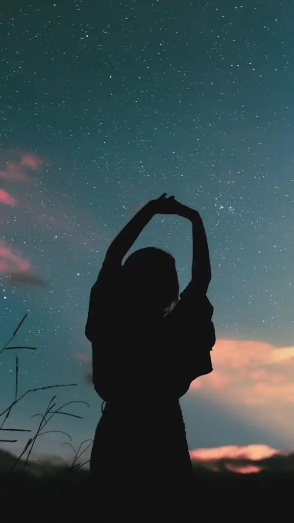 唯美有意境的女生背影图片_唯美图片_kanqq个性网手机版