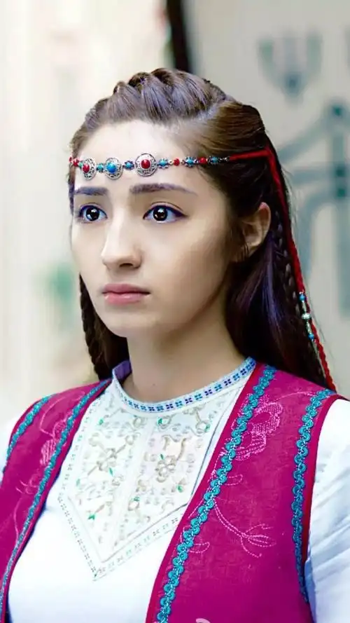 给她留下一定话题点,但角色本身在片中的定位,也局限了麦迪娜的发挥