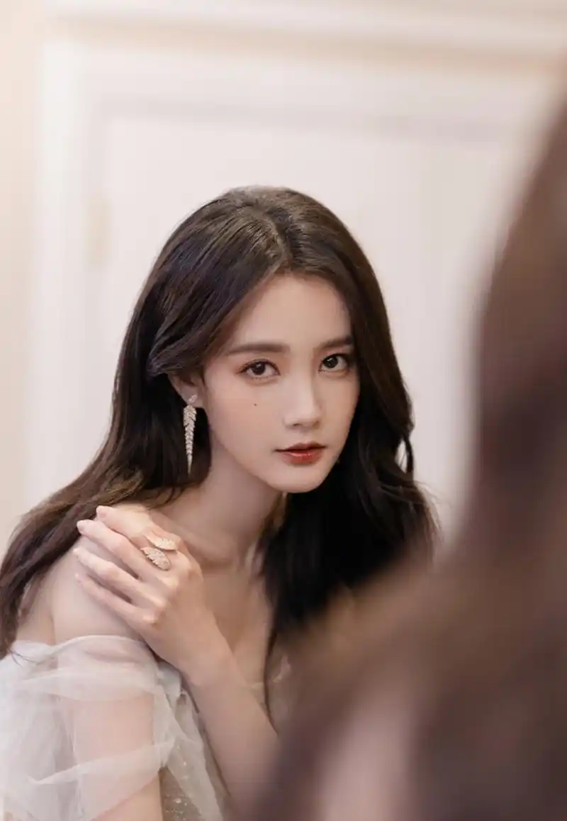 雪肤玉貌,国色天姿的#李一桐# 五官精致立体,笑容甜美迷人,身材婀娜