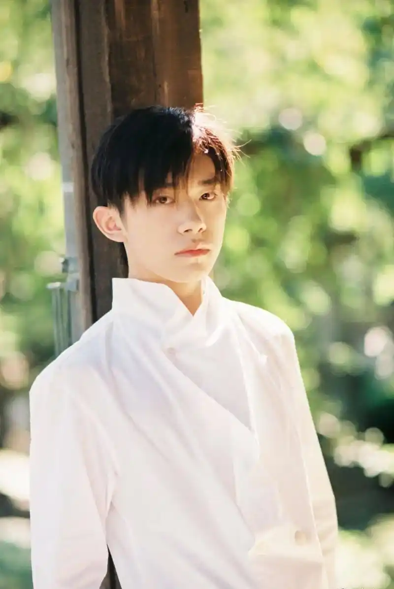 少年不惧岁月长99#少年感 #易烊千玺 #写真 - 抖音