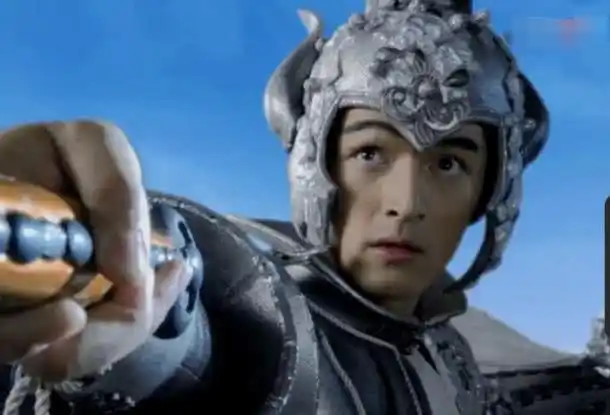 当然飞蓬也不是傻子,他早就看出来了,所以被贬下凡间之前他就说与其跟