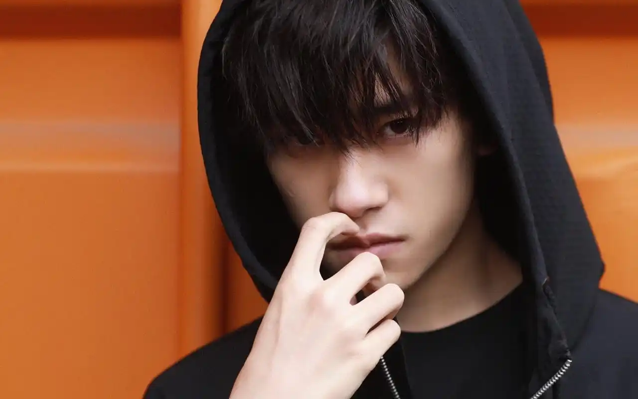 易烊千玺街拍图片高清壁纸