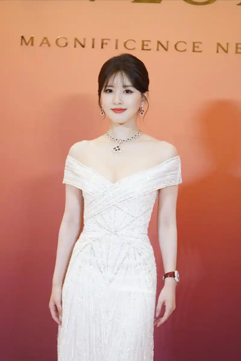近日赵露思现身活动现场,她穿着一件白色抹胸裙,裙子下摆优雅飘逸