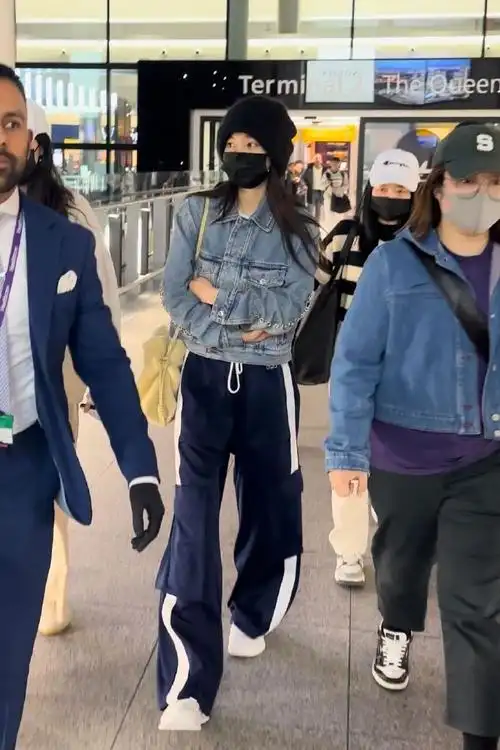 杨幂伦敦机场路透#捡到94散粉拍到幂到伦敦机场全套loewe上身,牛仔