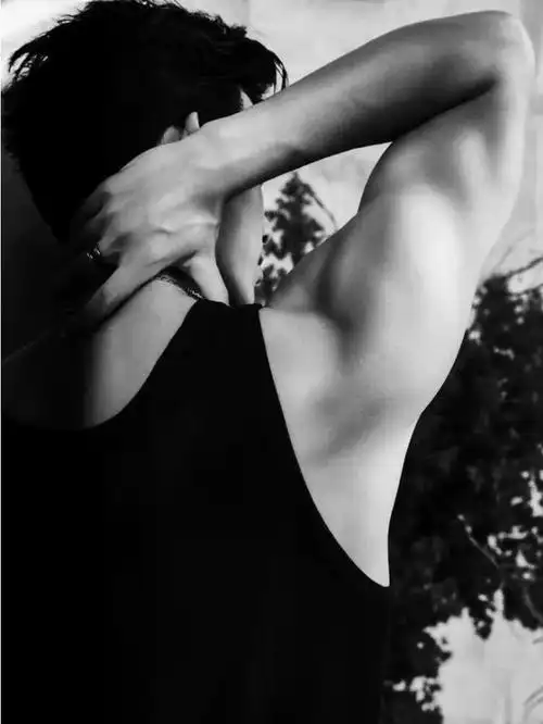 肌肉的线条很绝.