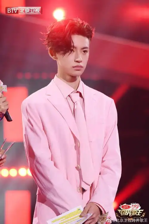 《跨界歌王》剧照,一身浅粉色西装清新可爱,期待小鬼明晚的舞台