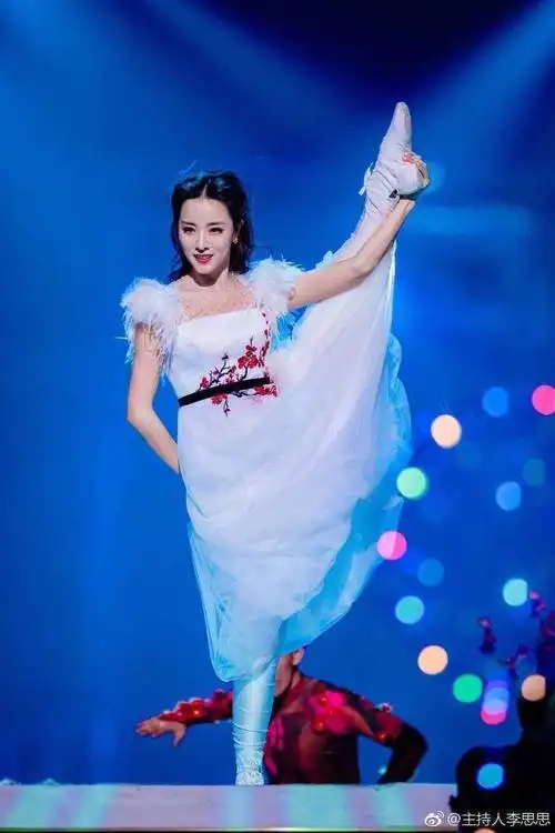 著名演员刘诗诗用舞蹈演示了自己的艺术生涯跟明星梦,别的孩子努力的
