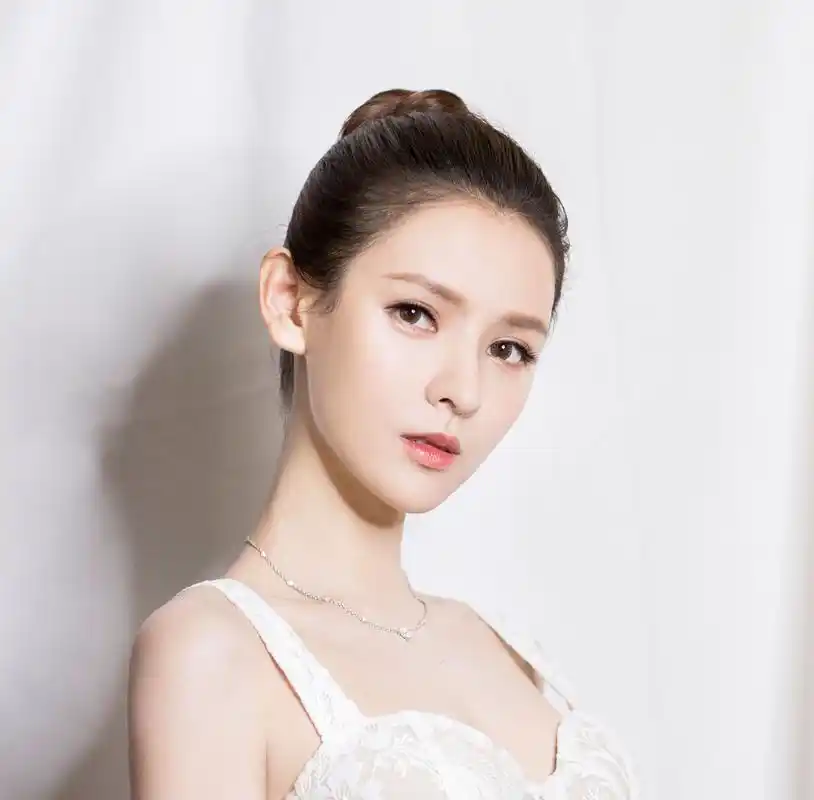 张予曦深邃的眼眸,高挺的鼻梁,像极了混血儿.