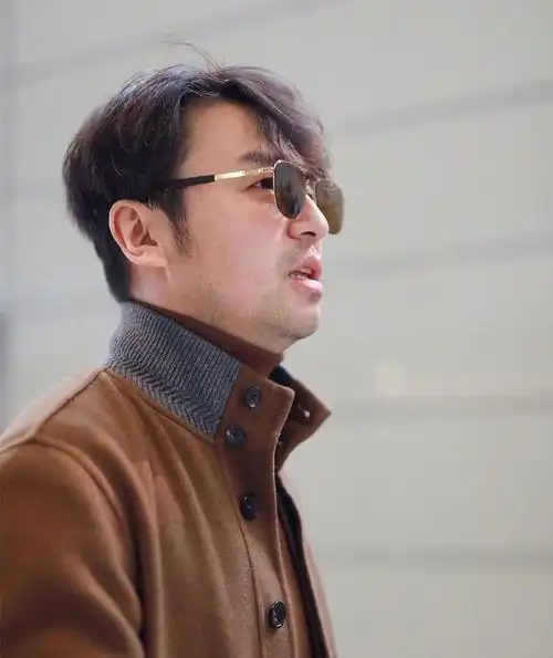 雷佳音戴墨镜机场街拍却被胡子抢镜刘海放飞自带笑点