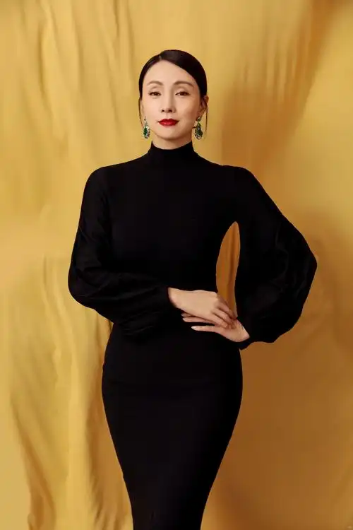 小陶虹穿黑裙身段玲珑轻撩耳坠秀精致侧颜