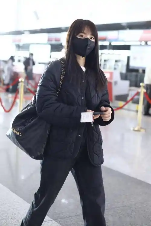 张佳宁一身黑现身机场 齐刘海长发造型梦回林北星
