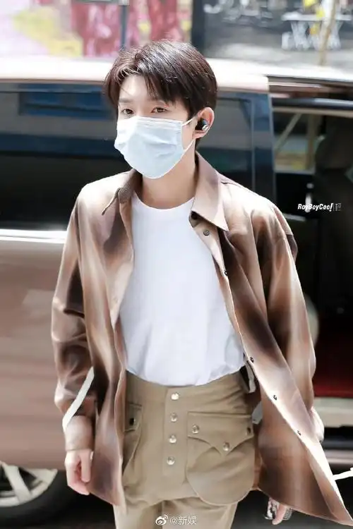 王源 0619 机场图咖色格子衫 卡其色裤子,同色系穿搭好好看～风轻轻拂