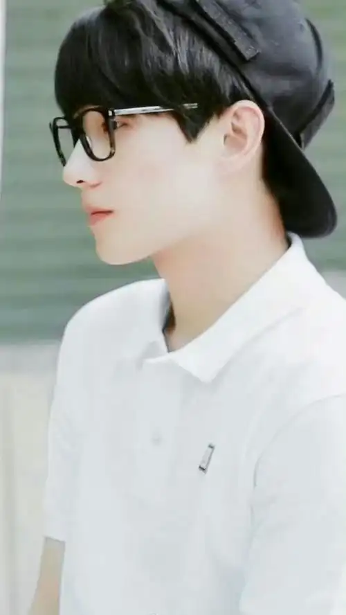 杨洋戴帽子的同款,都是把帽子倒扣在后面!