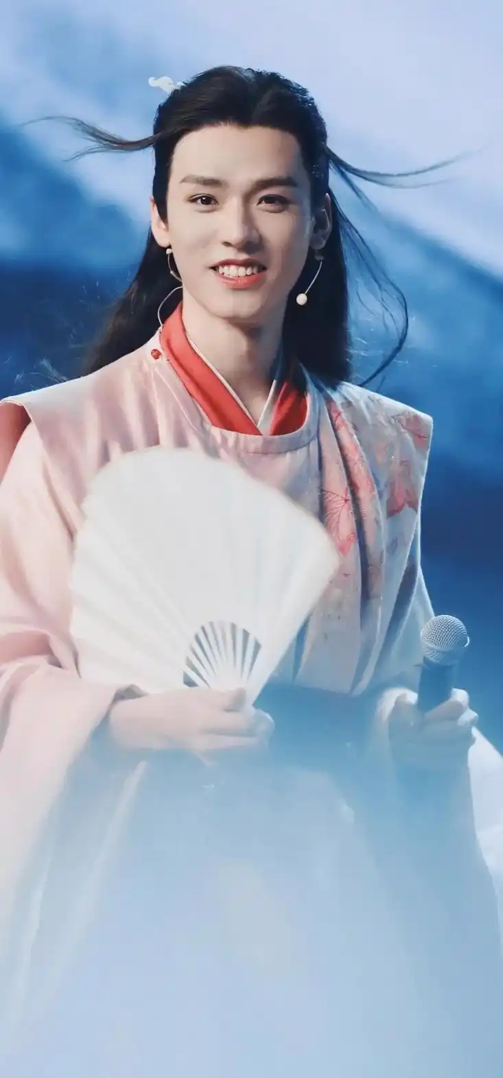 龚俊温客行粉衣图片:太帅了